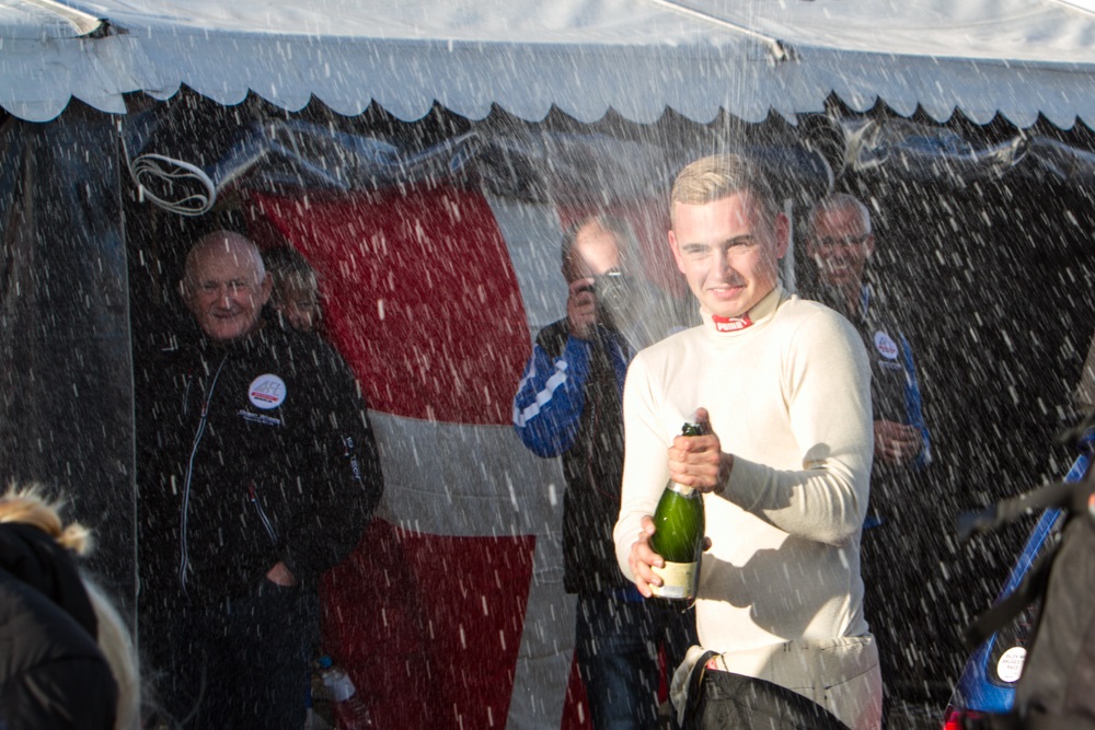 Sejren smager af … champagne!
(Foto: Gripping Media)